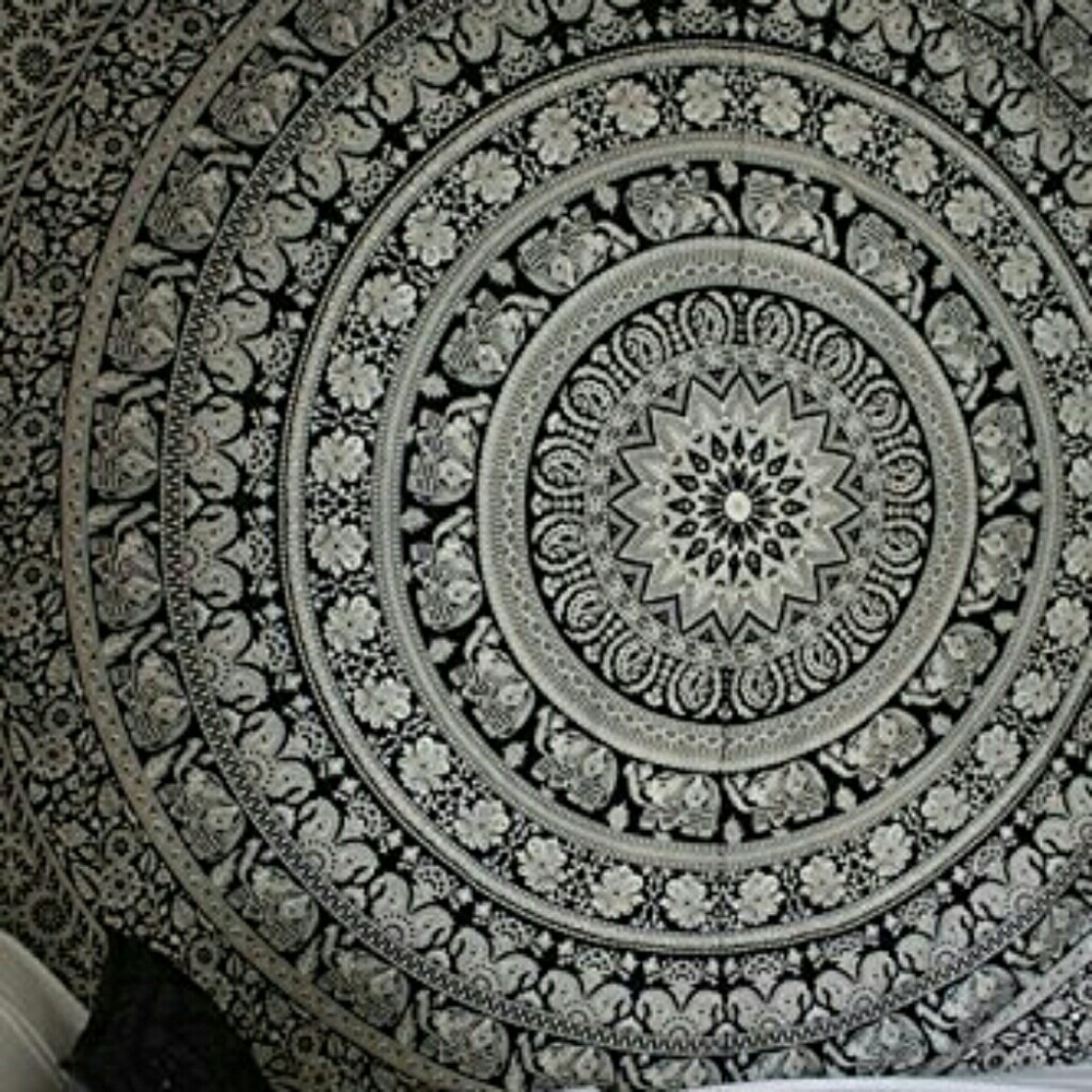 Urban outfitters inspired black white tapestry - Picture 2 of 2